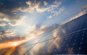Impianto fotovoltaico Sun Eco Power con pannelli solari su tetto, energia pulita e risparmio immediato.